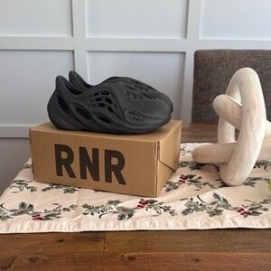 Yeezy Foam Runner 3 EUC Kids Black Slip-On Shoes